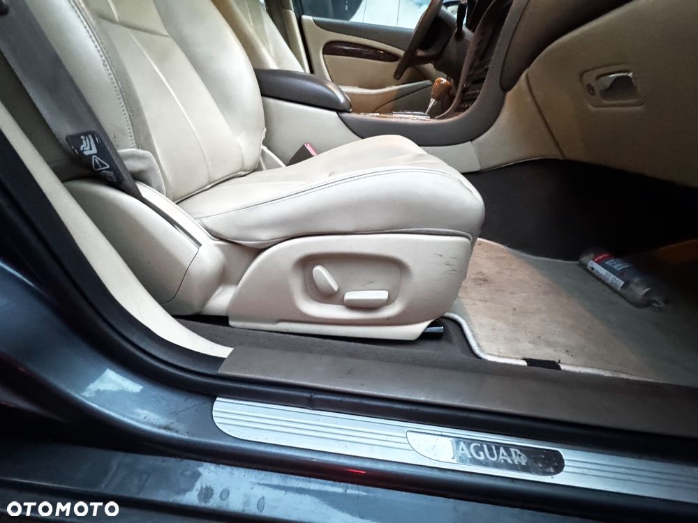 Jaguar S-Type 4.2 V8 - 19