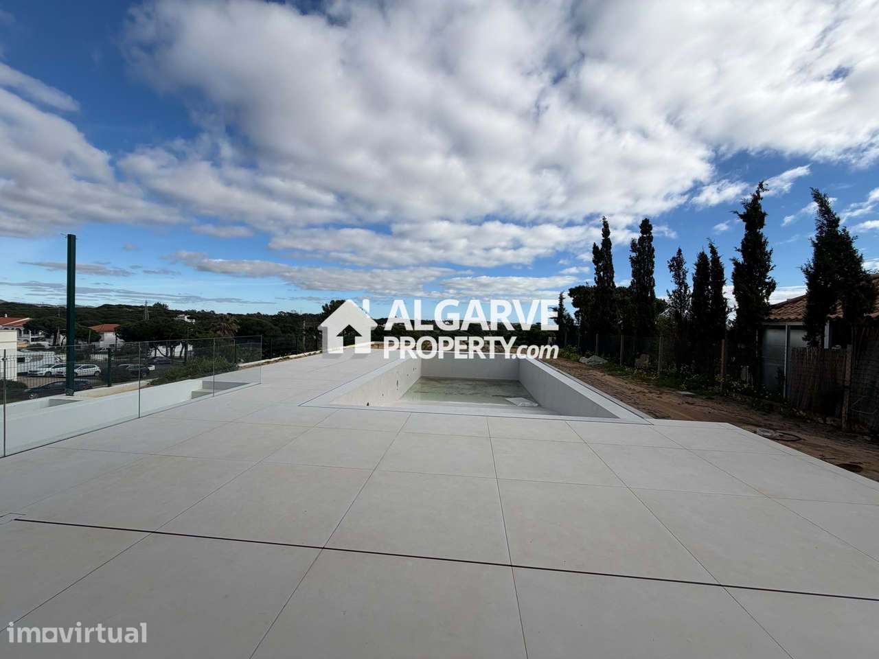Moradia V4 de estilo contemporâneo com vista mar junto da Vila Sol, Al - Grande imagem: 2/30