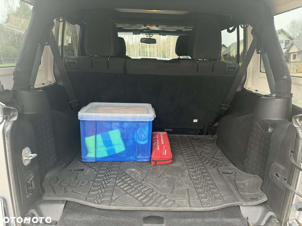 Jeep Wrangler 3.6 Unlim Sahara - 12