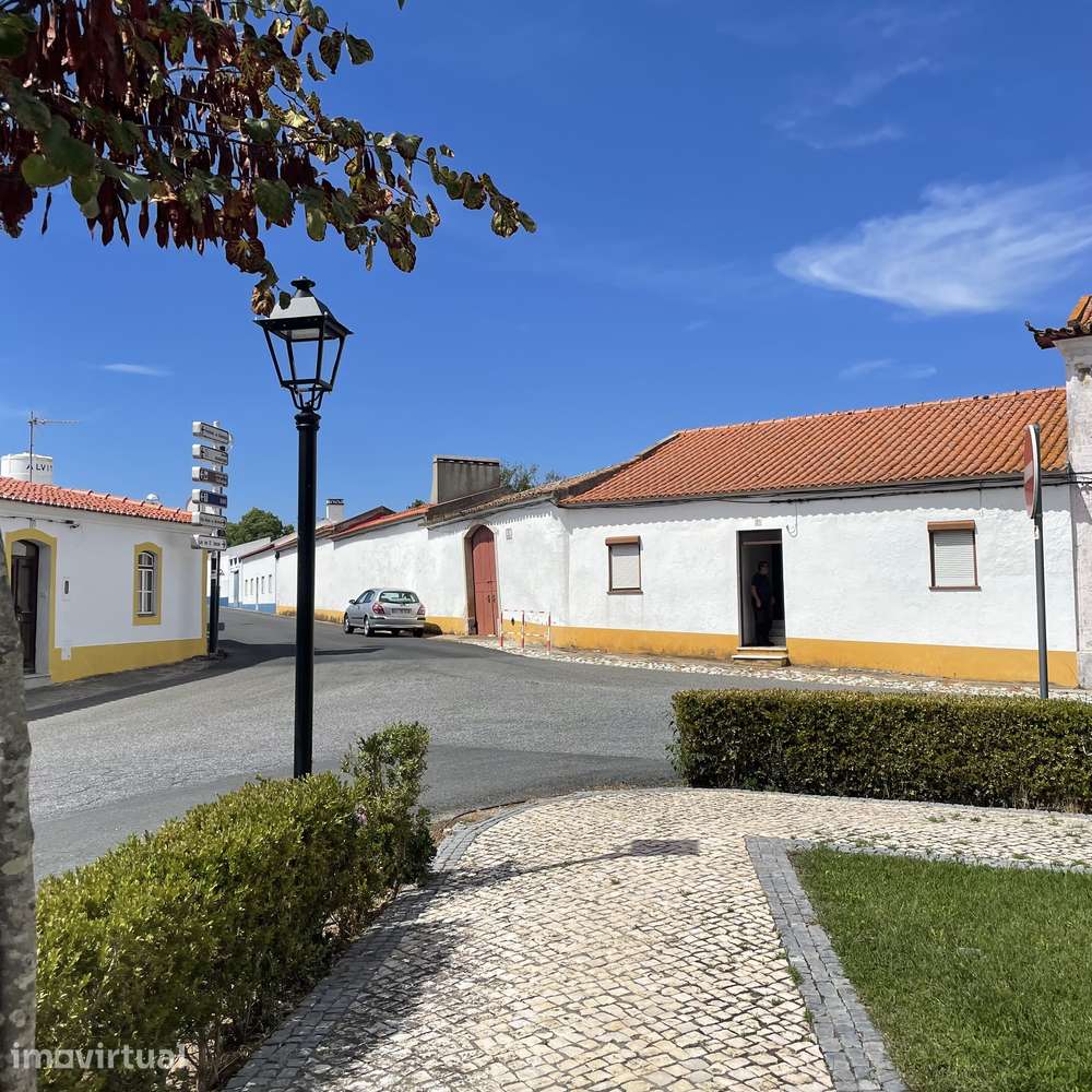 Vende-se prédio com grande potencial e valorização.