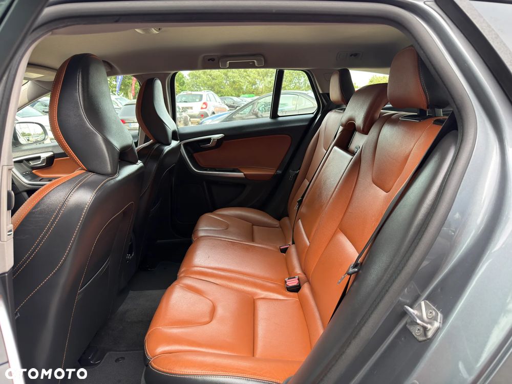 Volvo V60 D6 AWD Plug-in Hybrid R-Design Momentum - 22