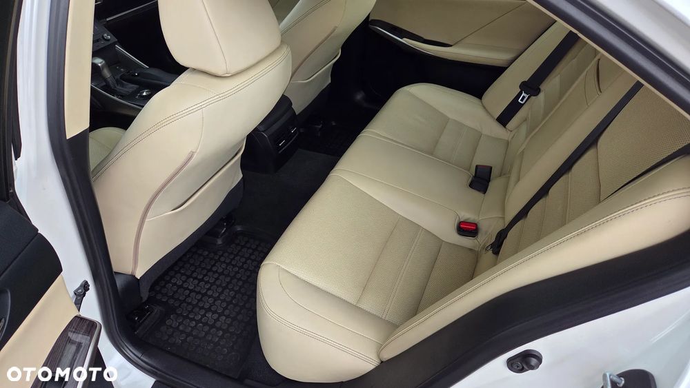 Lexus IS 300h Prestige - 17