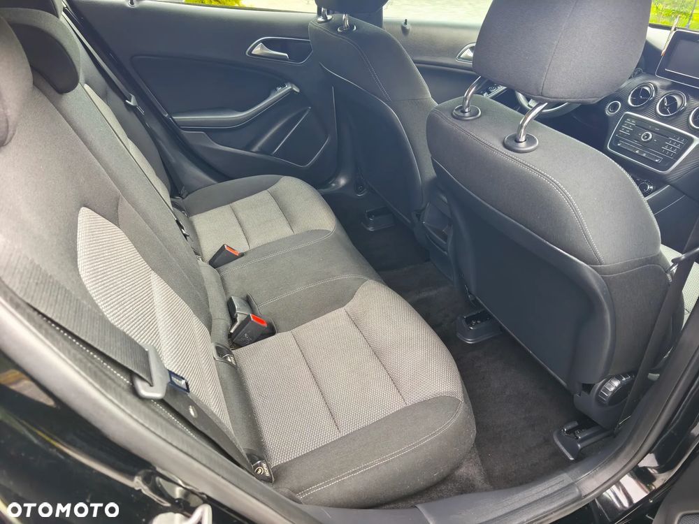 Mercedes-Benz GLA 180 Urban - 20
