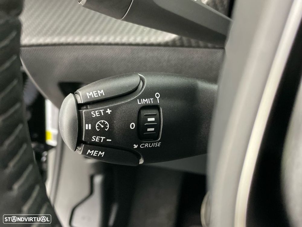 Peugeot 2008 1.2 PureTech Allure - 17