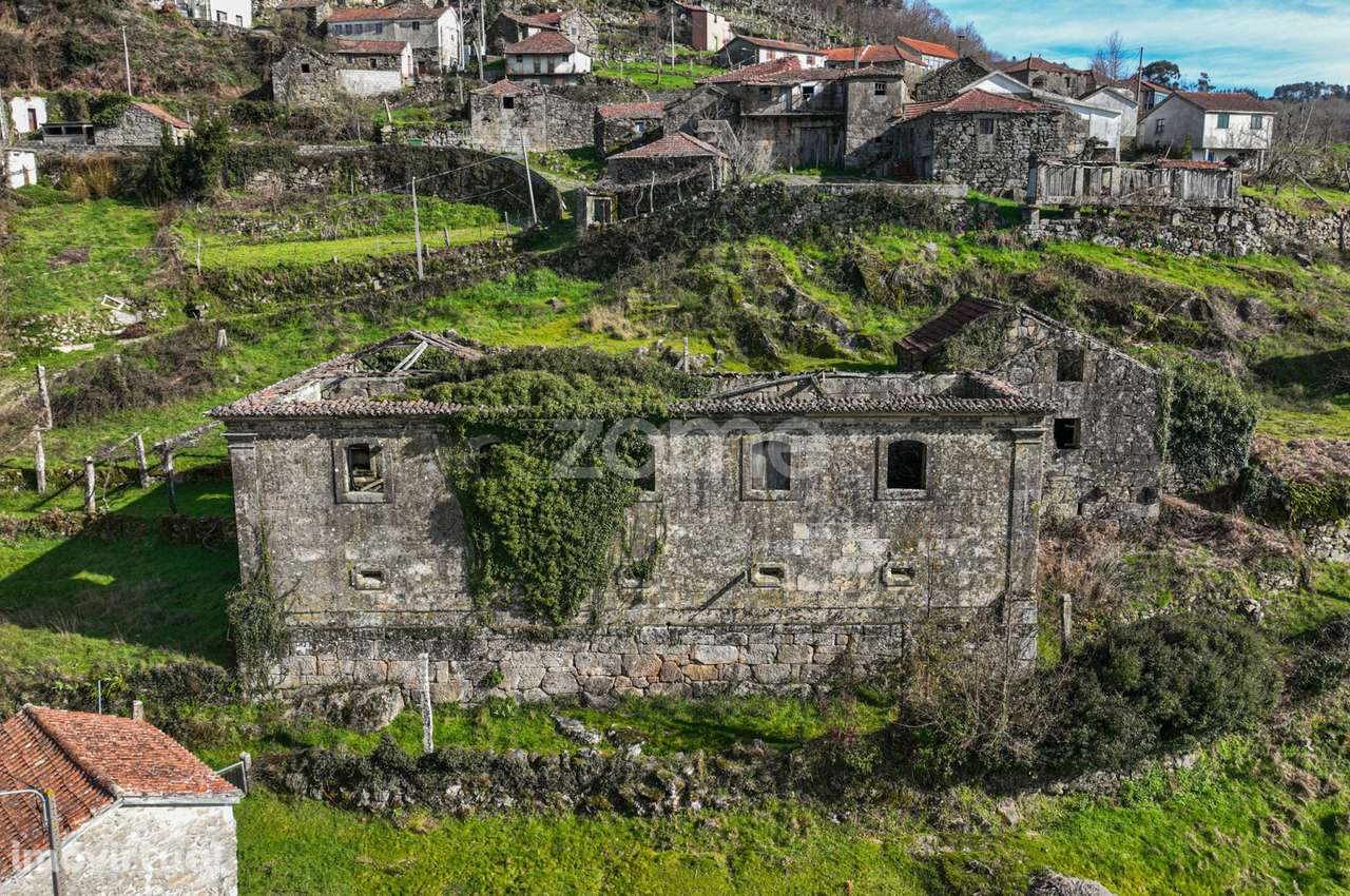 Moradia para reconstruir com terreno de 3.400 m2 - Ribeira de Pena - Grande imagem: 3/18