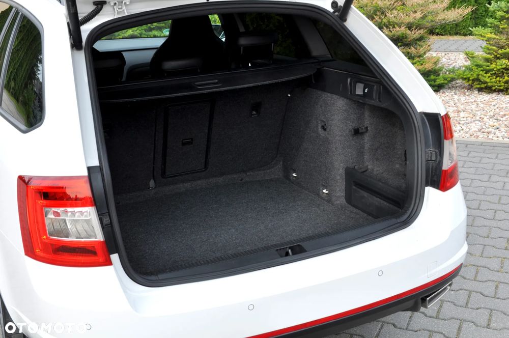 Skoda Octavia Combi 2.0 TDI DSG RS - 27