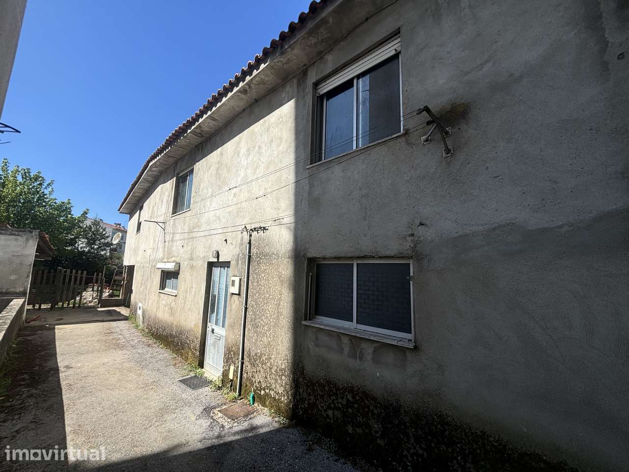 Moradia de 2 pisos com terreno no centro da Lousã - Grande imagem: 2/19