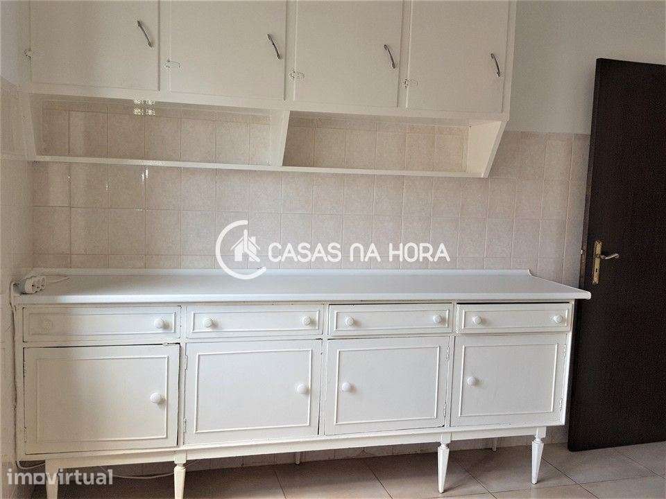 T2 com duas varandas fechadas para arrendamento em Setúbal - Grande imagem: 5/18