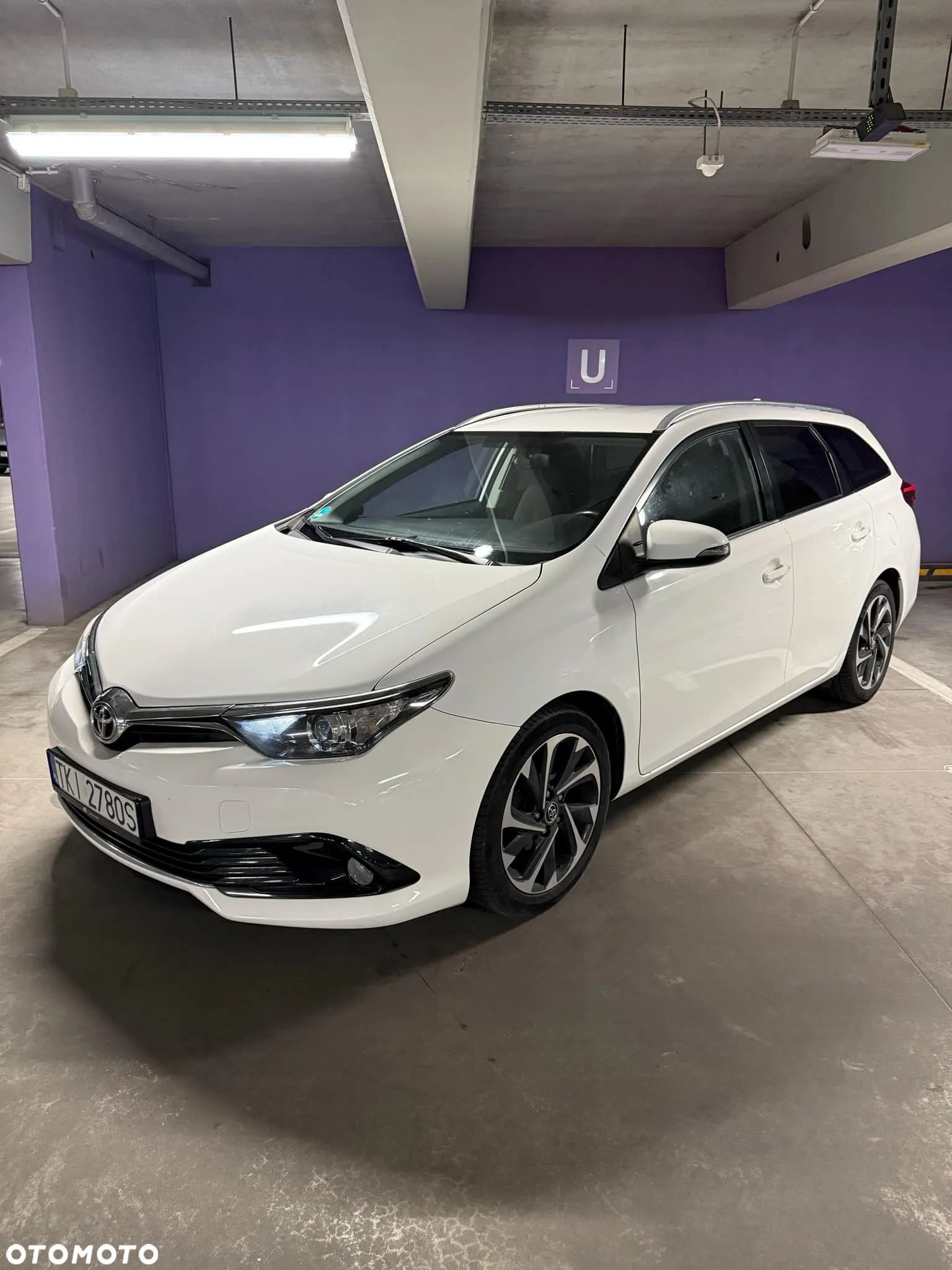 Toyota Auris 1.6 D-4D Premium - 1