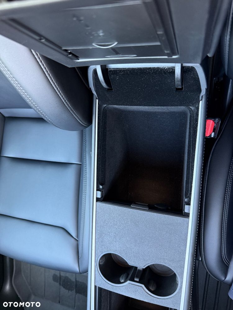 Tesla Model Y Long Range AWD - 13