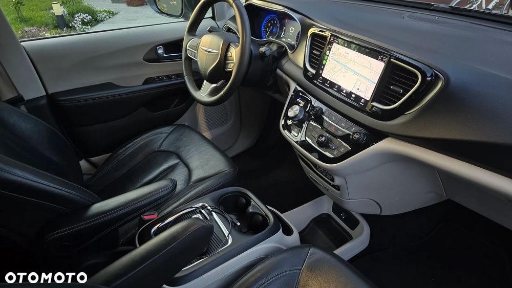 Chrysler Pacifica - 12