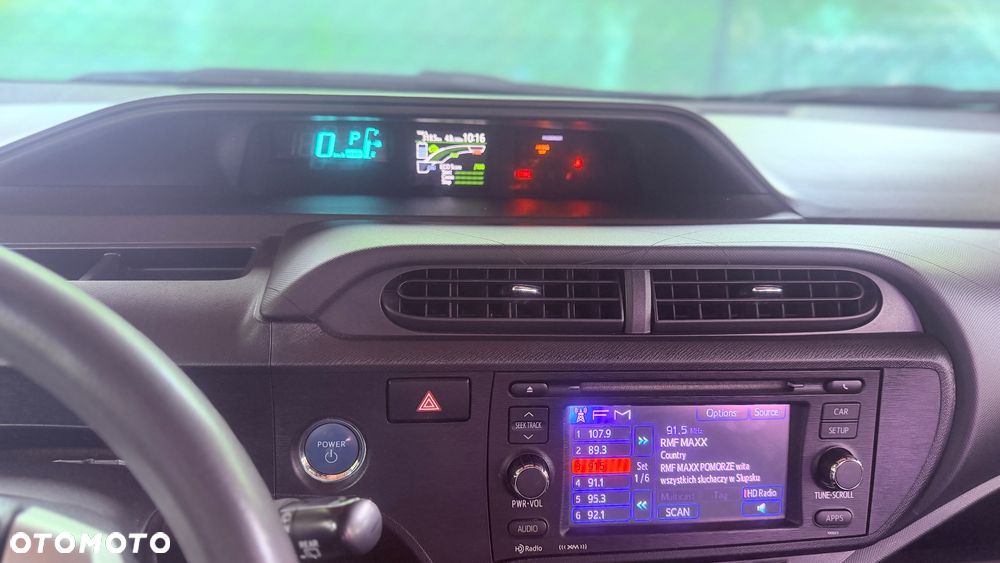 Toyota Prius (Hybrid) - 30