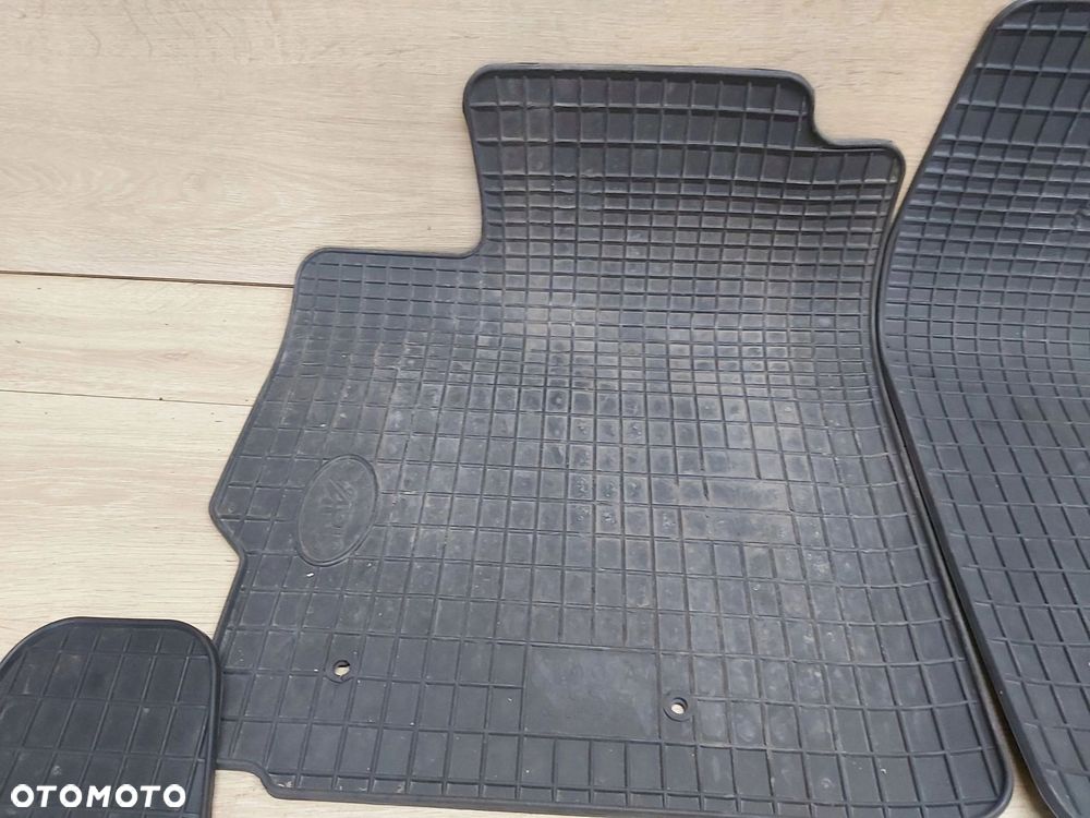 Toyota Yaris II 06-11r wycieraczka gumowa ORYGINAŁ dywanik gumowy Komplet - 1