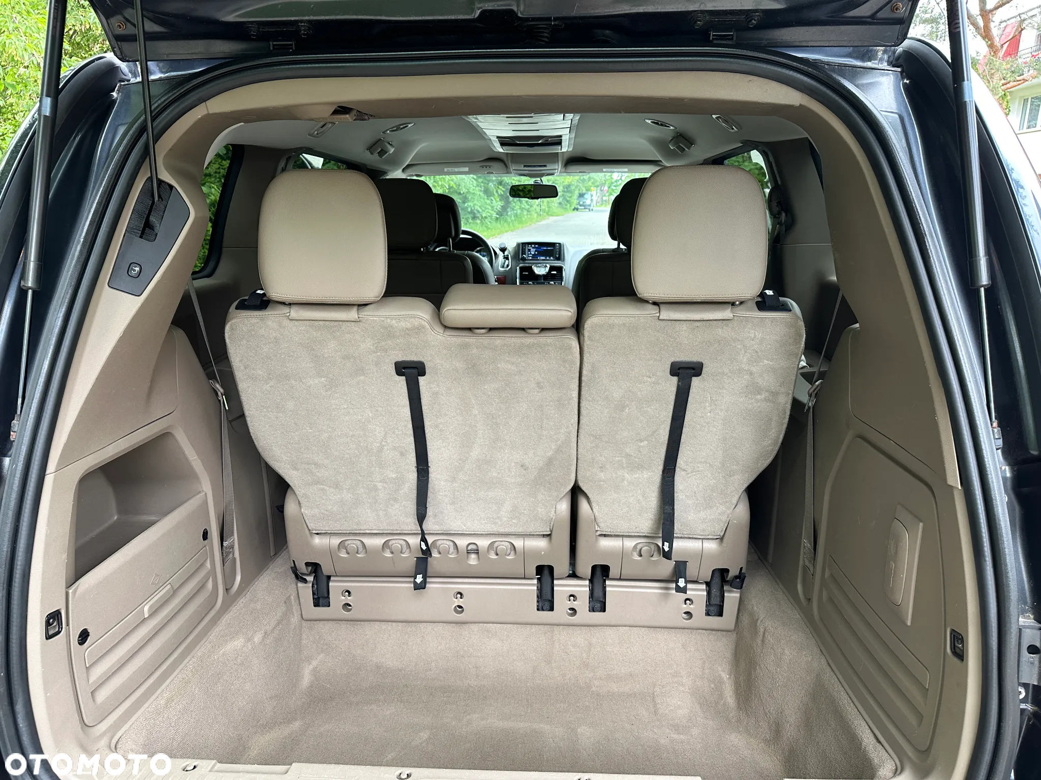 Chrysler Town & Country - 14