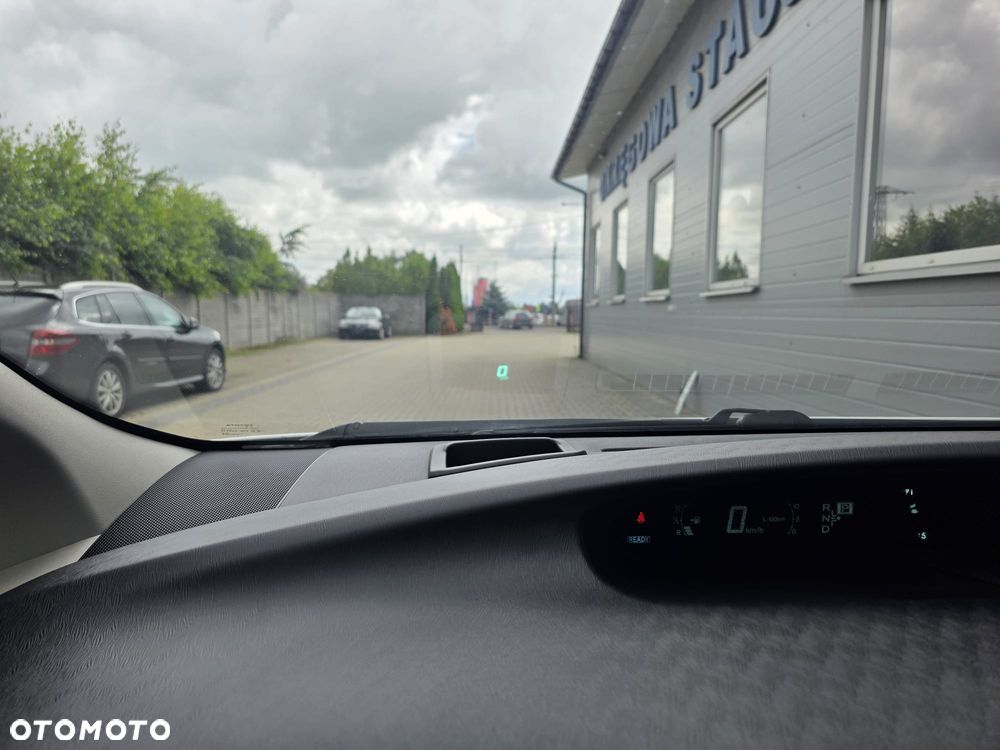 Toyota Prius (Hybrid) - 24