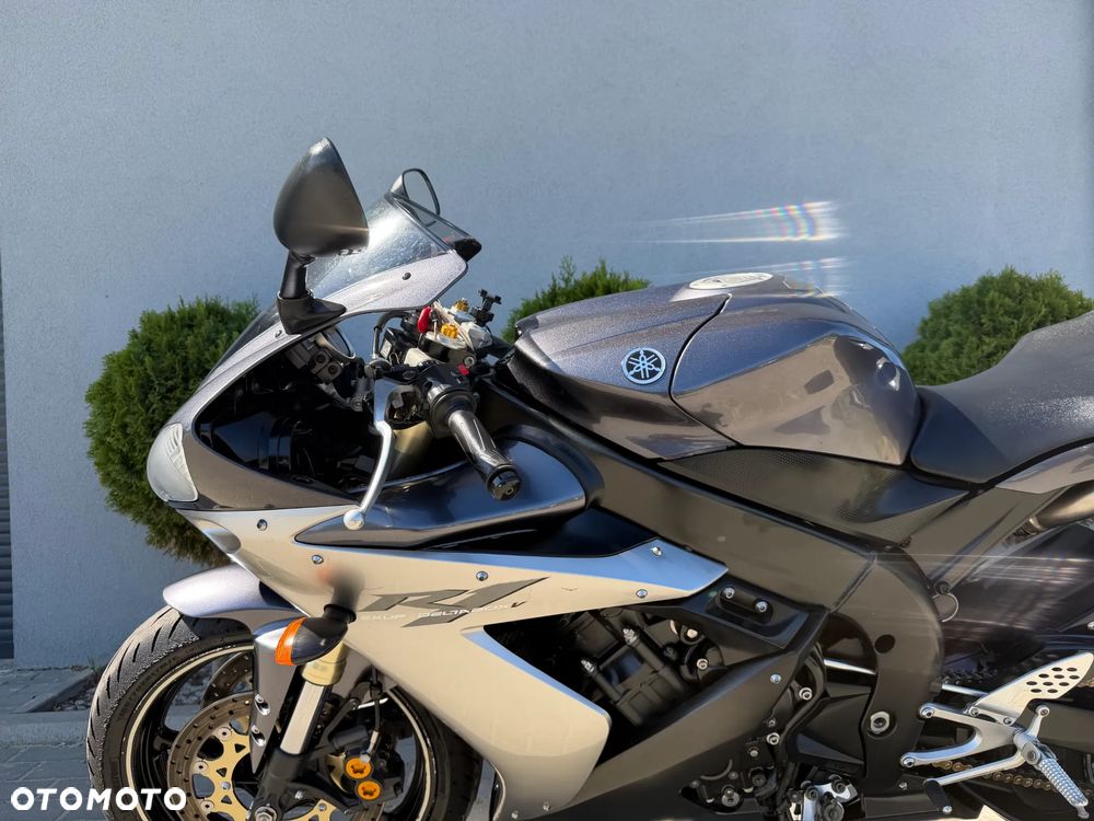 Yamaha R1 - 25