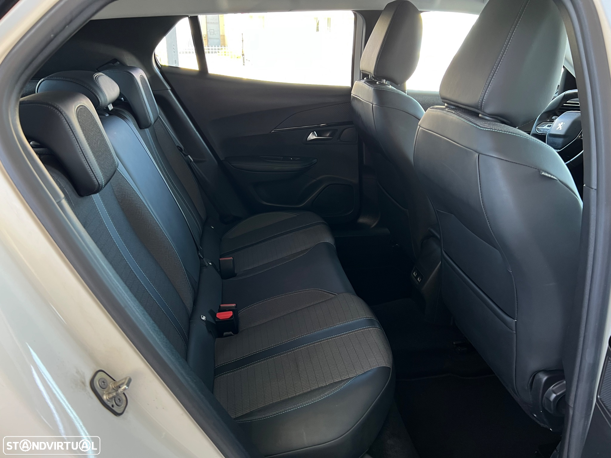 Peugeot 2008 1.5 BlueHDi Allure Pack - 26