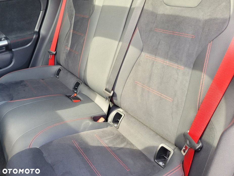 Mercedes-Benz GLA - 11