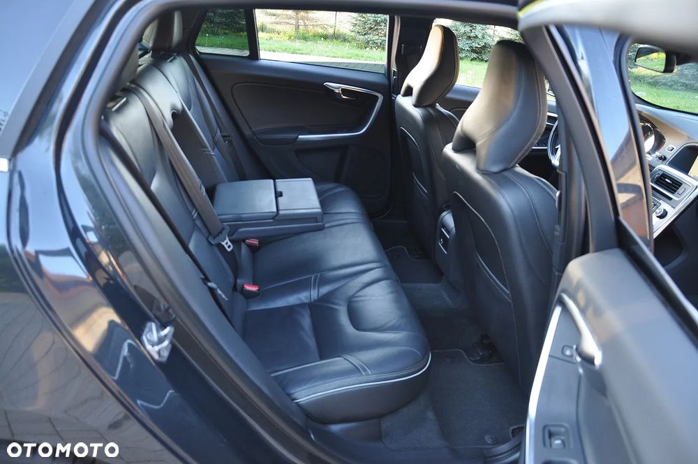 Volvo V60 D5 R-Design - 26
