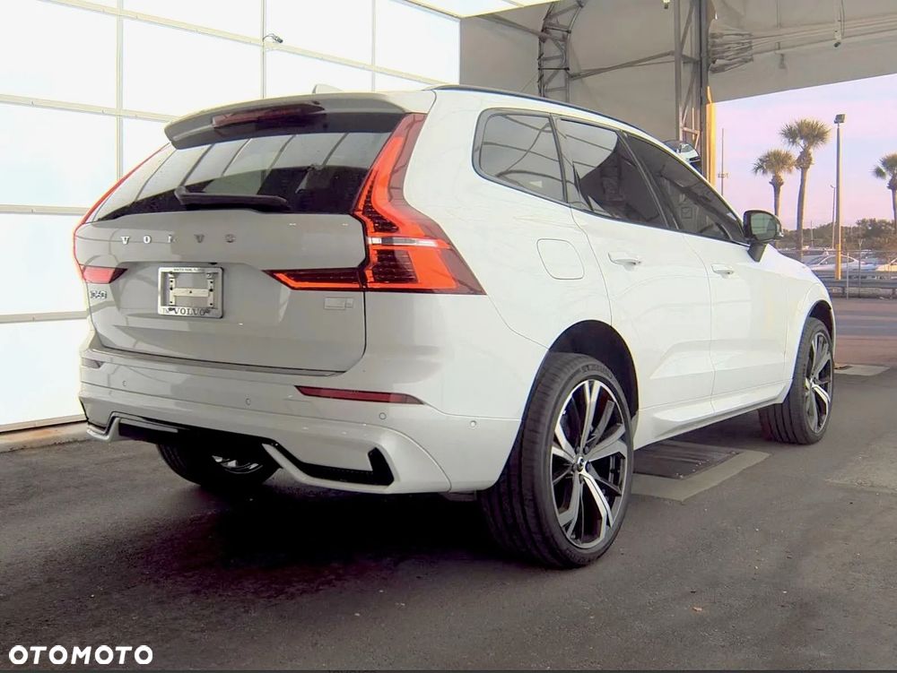 Volvo XC 60 T8 AWD Plug-In Hybrid R-Design - 2