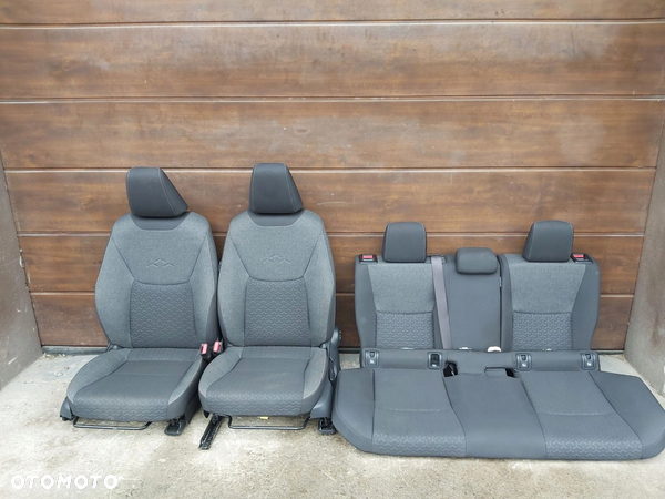 Toyota Yaris Cross Fotel fotele wnętrze przód tył kanapa