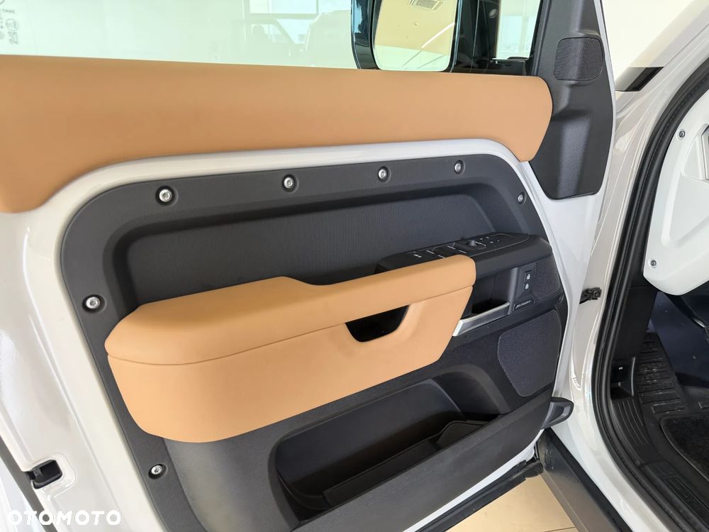 Land Rover Defender - 20