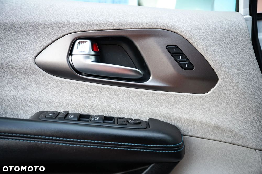 Chrysler Pacifica - 31