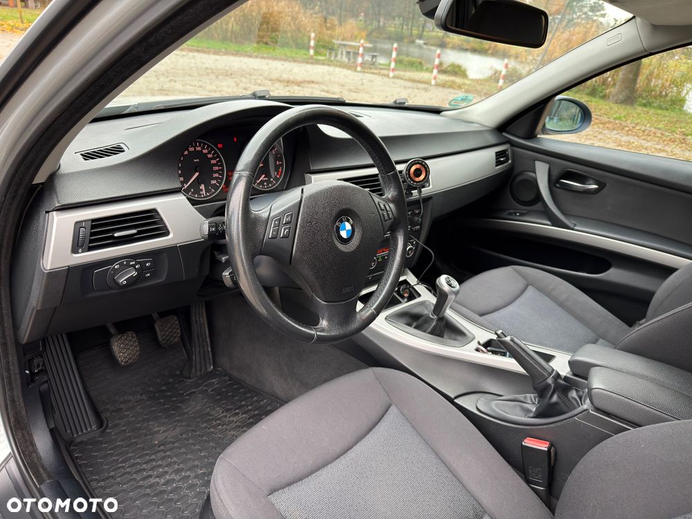 BMW Seria 3 318i Touring - 19