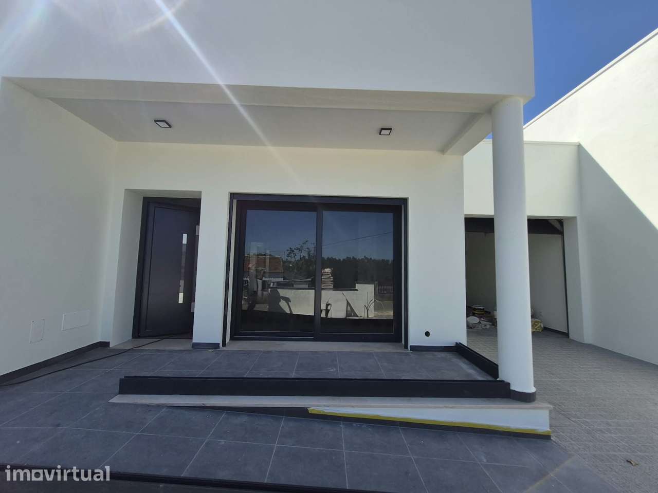 Moradia T3, térrea, geminada c/garagem e logradouros,  Fração: "A" - Grande imagem: 2/29