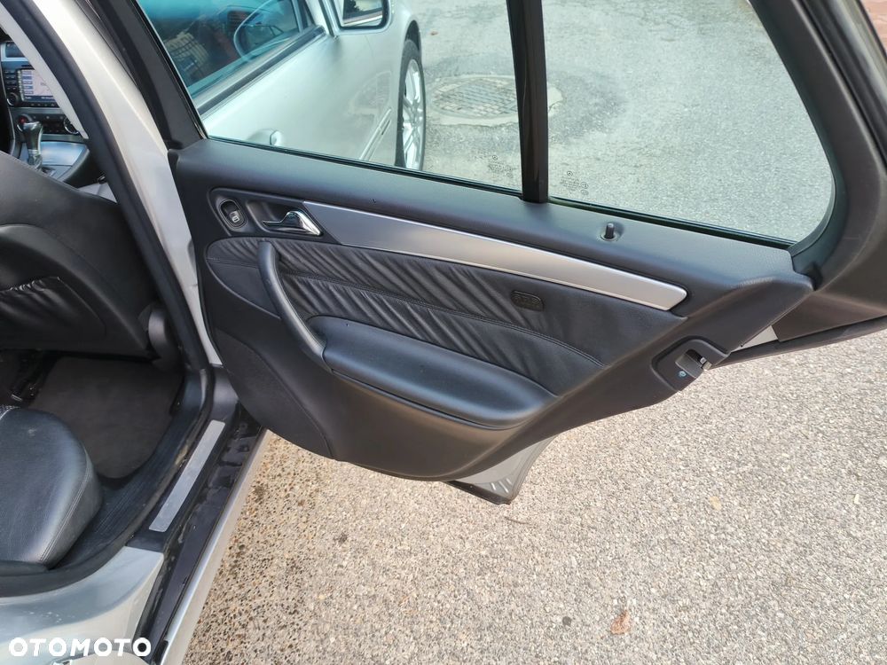 Mercedes-Benz Klasa C 320 4Matic Avantgarde Sport Edition - 16