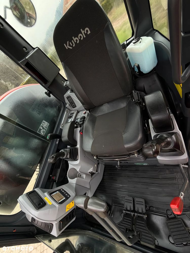 Kubota U55-4. koparka 5,5 tony. 2016 rok. 2300 mtg! KLIMATYZACJA. Długie ramie plus! 3sekcje Hydrauliczne. zamki na tłokach. Koparka Jak nówka sztuka. Zadbana zero zużycia. Z gospodarstwa Norweskiego. Zmiana łyżek Hydrauliczna. LENHOFF. Ani deka luzów wycieków. Szybka wolna jazda. Gąski perfekt stan. OKAZJA TANIO. Aktualna Dekra. Po serwisach eksploatacyjnych. Mocny silnik Kubota 4 cylindry! Zamki na tłokach. Wielka Okazja - 19