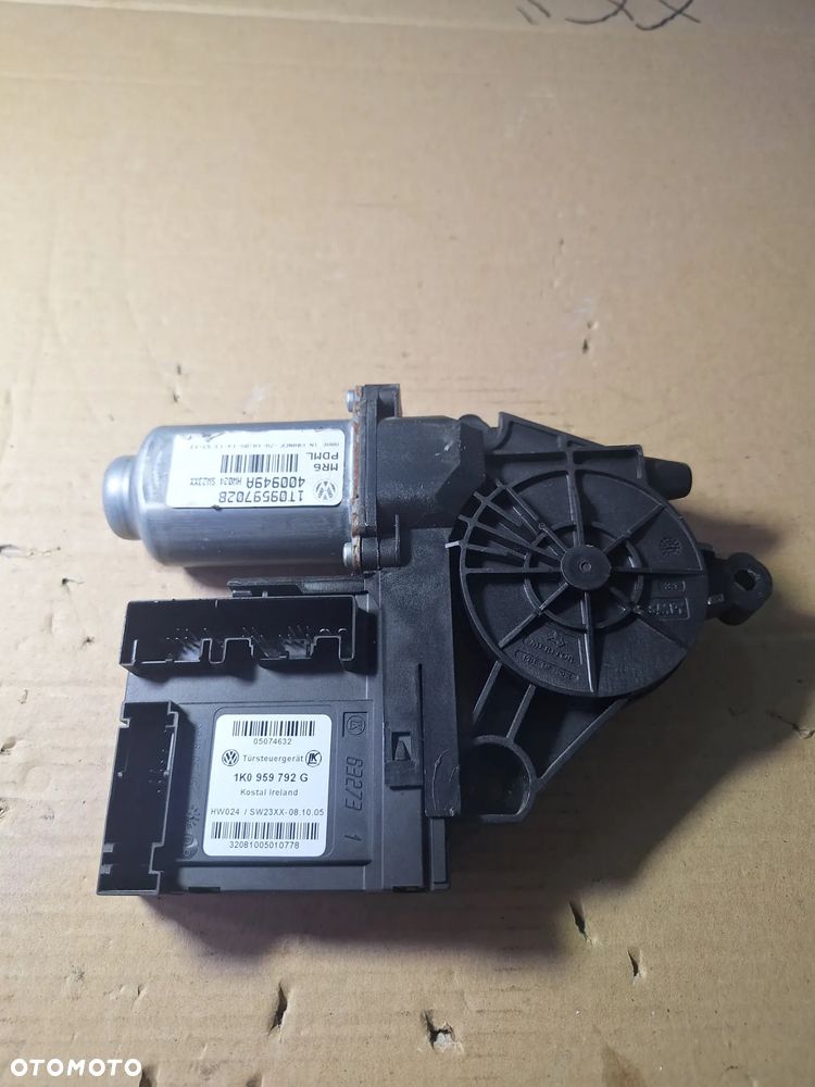 VW VOLKSWAGEN TOURAN 1T silniczek prawy przód 1T0959702B