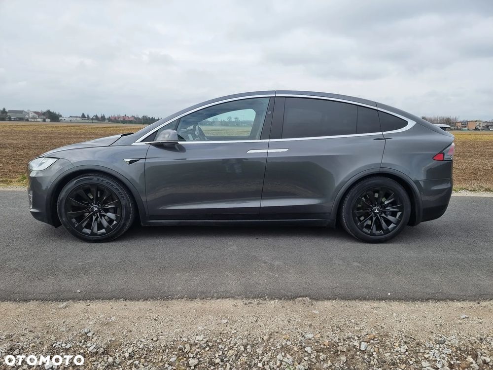 Tesla Model X - 4