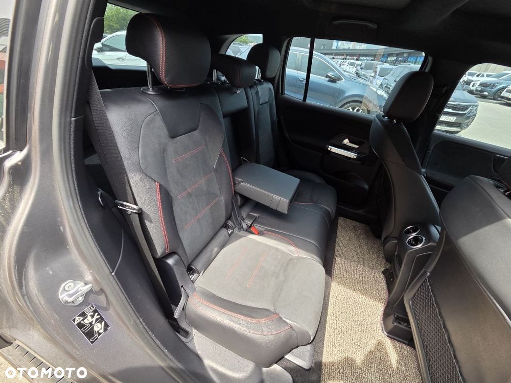 Mercedes-Benz GLB 250 4-Matic AMG Line 8G-DCT - 32