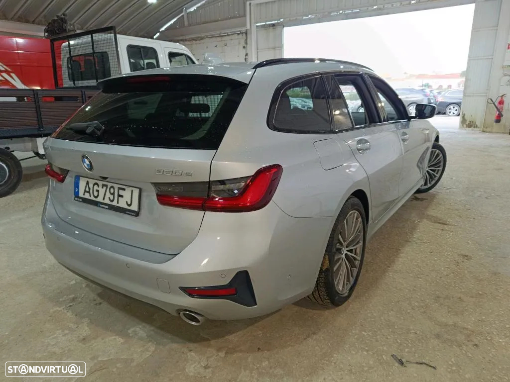 BMW 330 e Touring Auto - 2