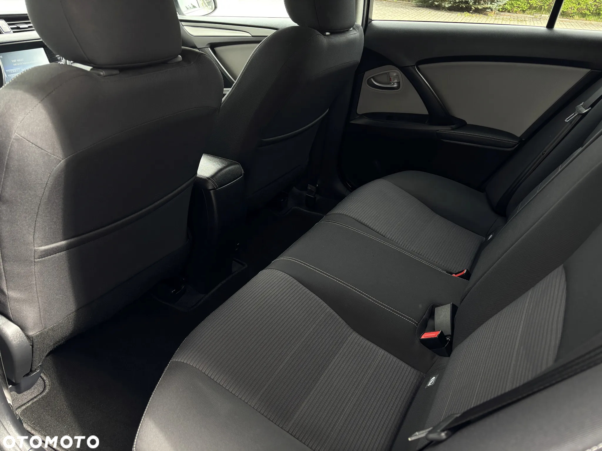 Toyota Avensis 1.8 Premium - 32