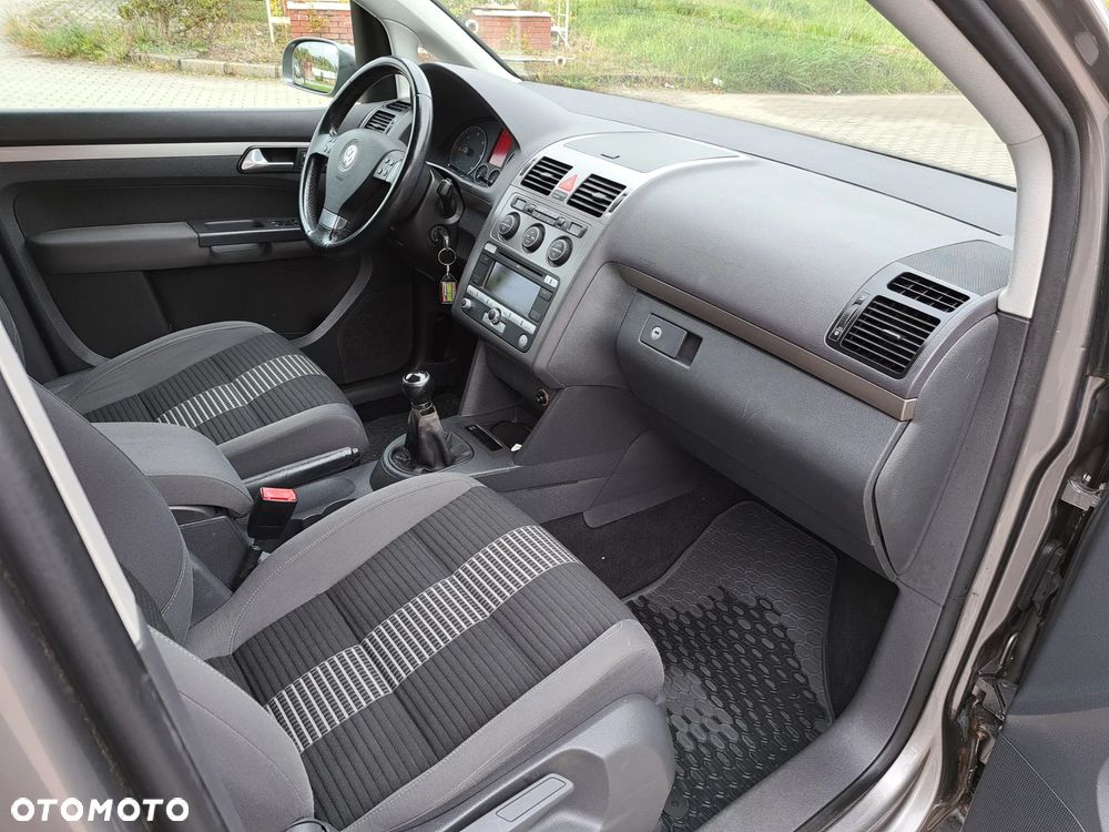 Volkswagen Touran - 16