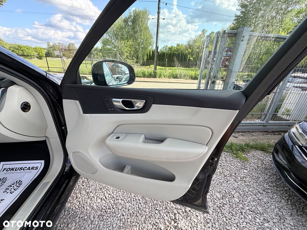 Volvo XC 60 B4 B Plus Dark - 35