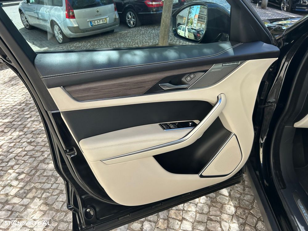 Jaguar F-Pace 2.0 P400e AWD R-Dynamic Black - 19