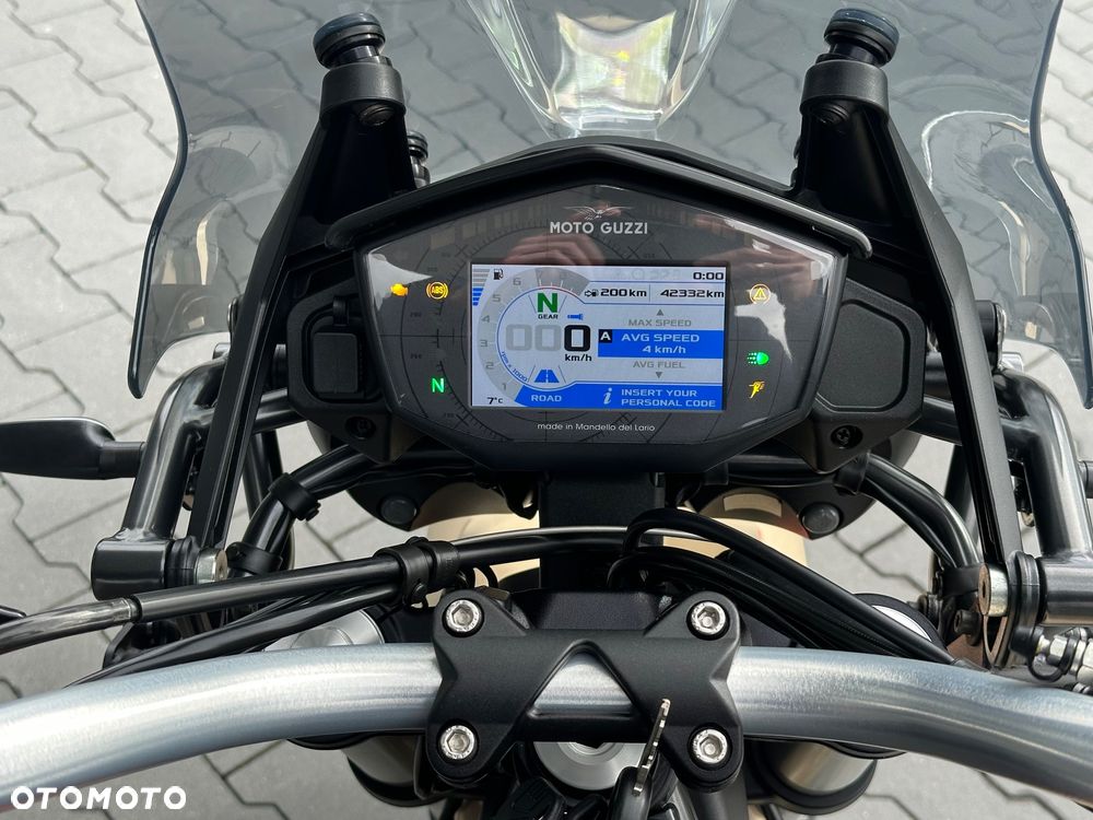 Moto Guzzi V85 - 24