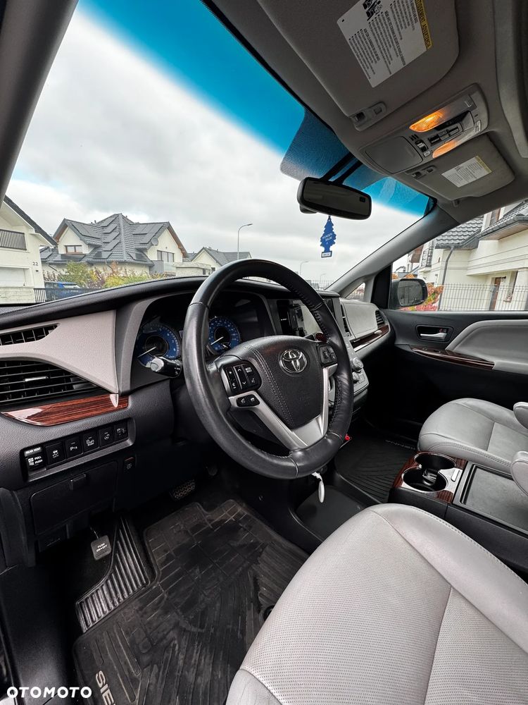 Toyota Sienna - 12