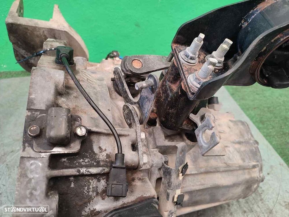 CAIXA VELOCIDADES KIA CARNIVAL I 2001 - 1