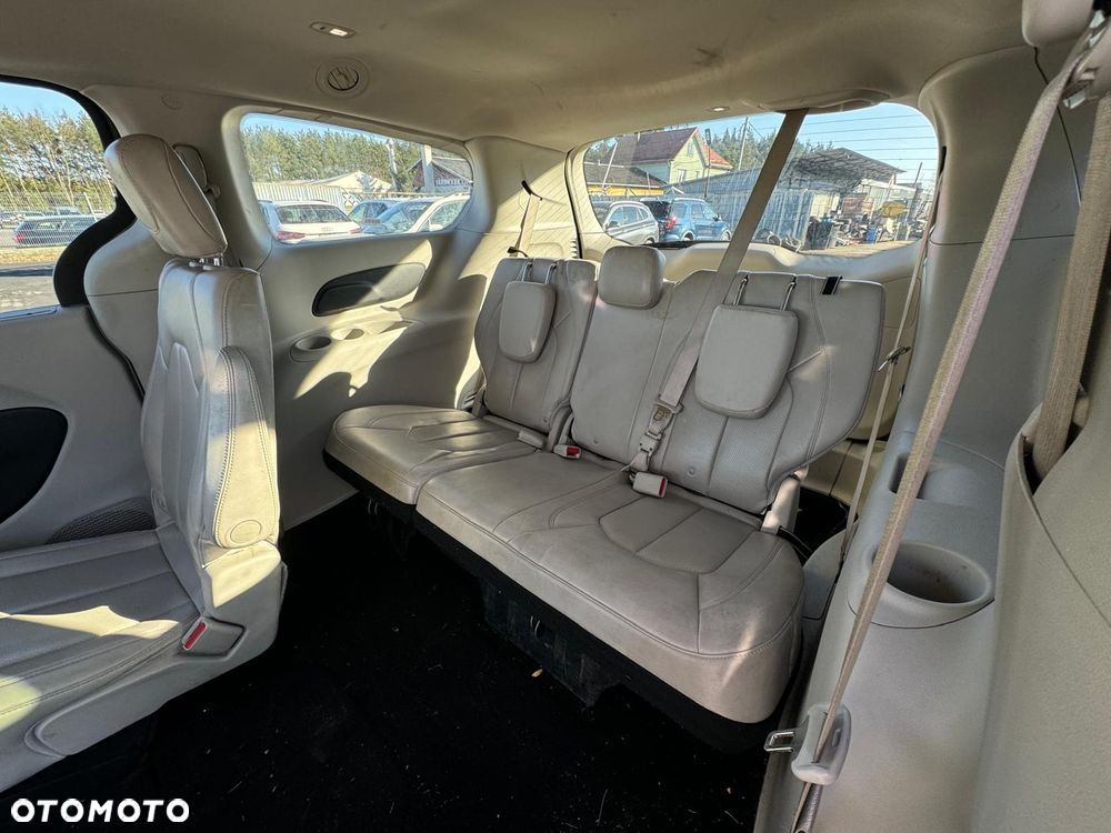Chrysler Pacifica - 16
