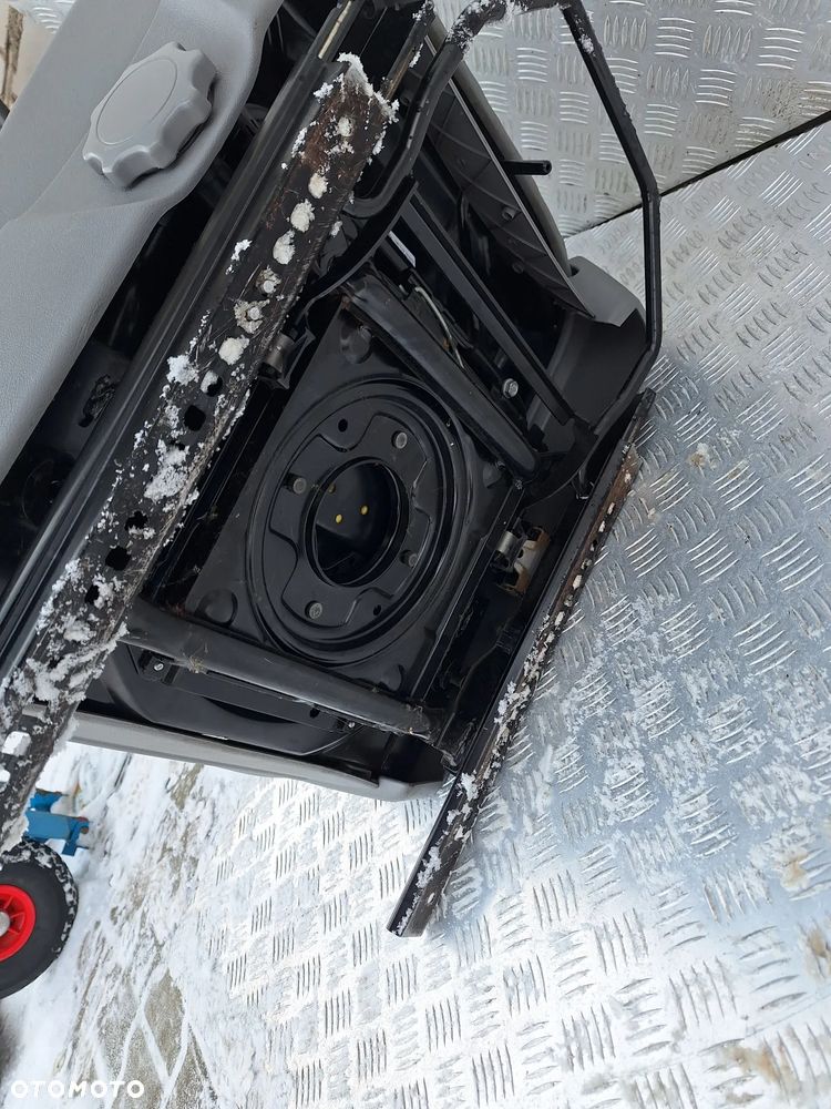 FOTEL OBROTOWY LEWY PRZÓD KIEROWCY PODŁOKIETNIKI  OBROTNICA VW TRANSPORTER T5 CARAVELLE - 7