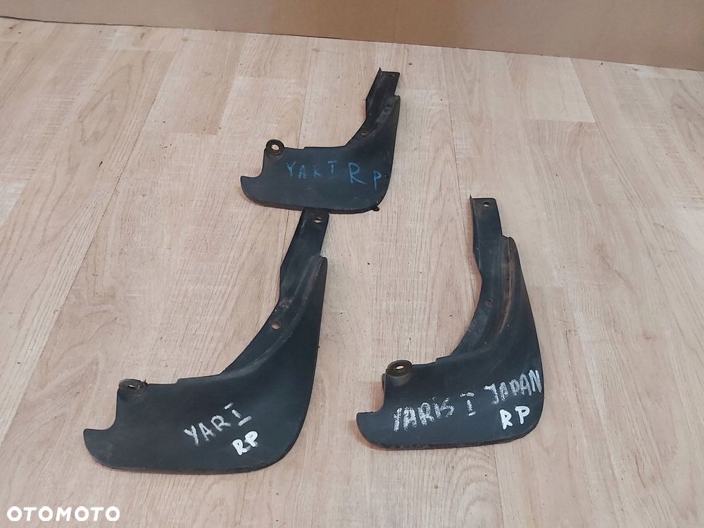 Toyota Yaris I chlapacz prawy przód - 1