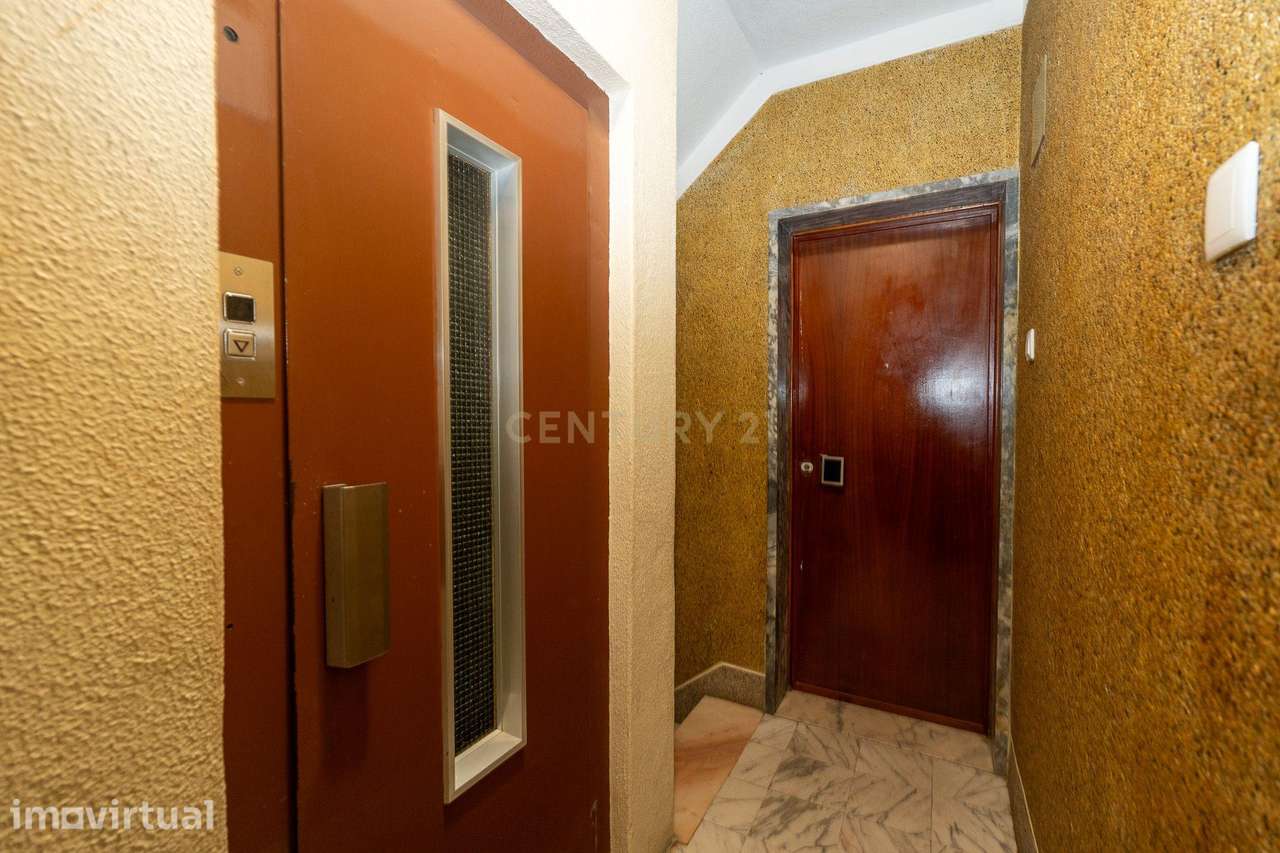 Apartamento T2 em Agualva-Cacém | Cozinha Renovada e Varanda - Grande imagem: 3/21