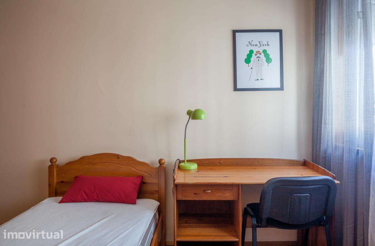 Quarto - localizado em Paranhos Porto - Grande imagem: 4/23
