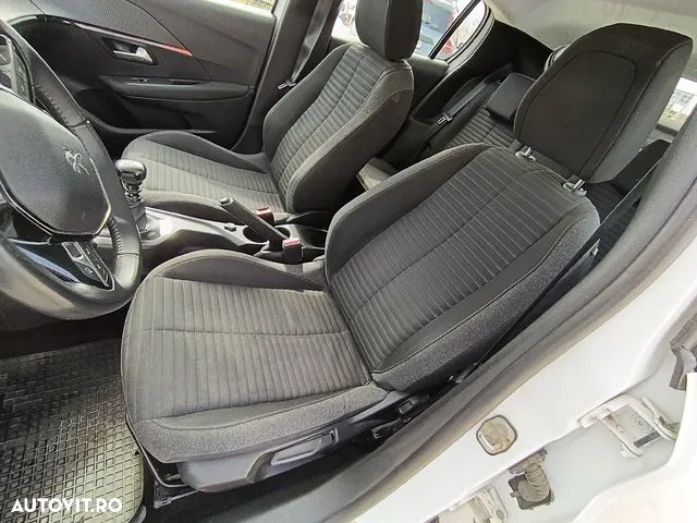 Peugeot 208 - 12