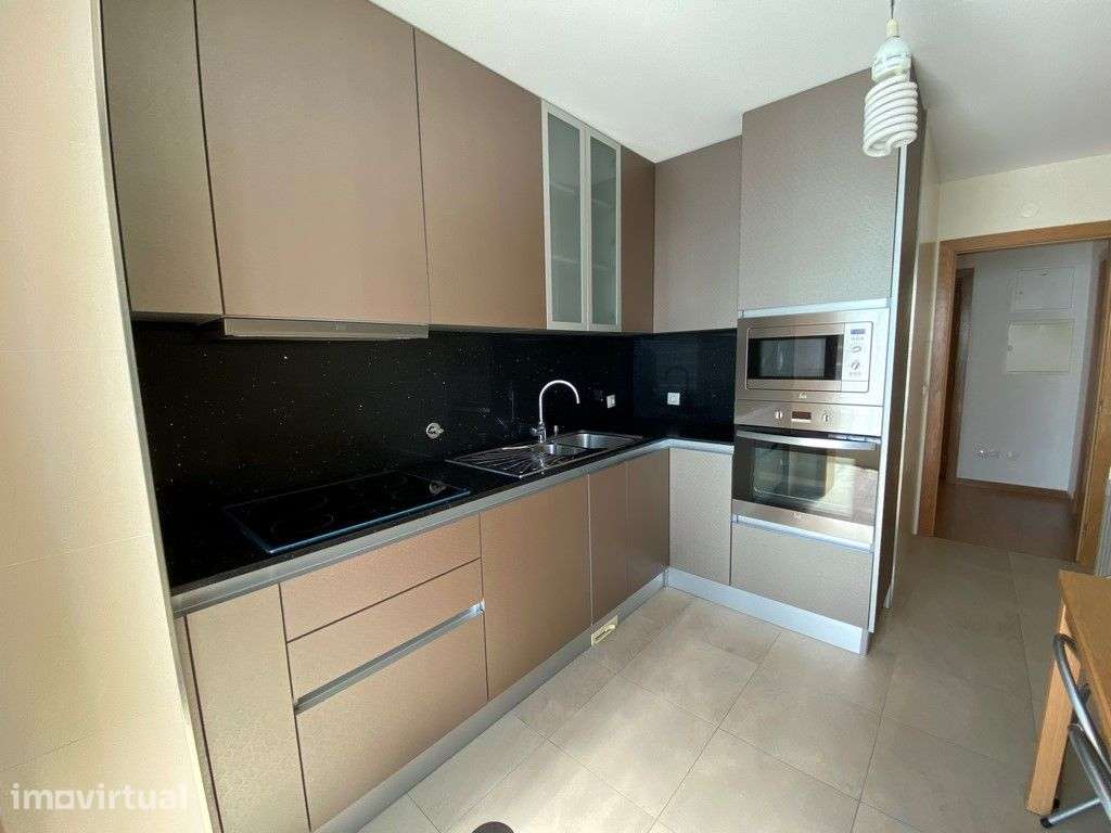 Glicínias - T2 semi-mobilado c/ cozinha equipada - Grande imagem: 3/13