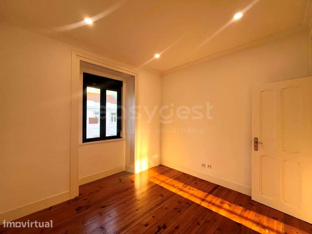 Apartamento T1+1 com muita luz natural e traça portuguesa clássica ... - Grande imagem: 3/19